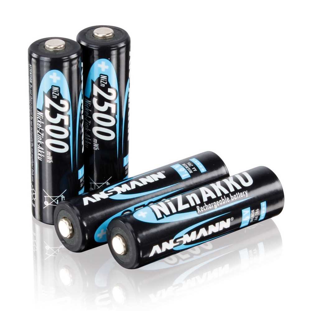 Vier AA-Batterien in Schwarz-Blau, zwei stehend und zwei liegend auf weißem Hintergrund mit Spiegelung